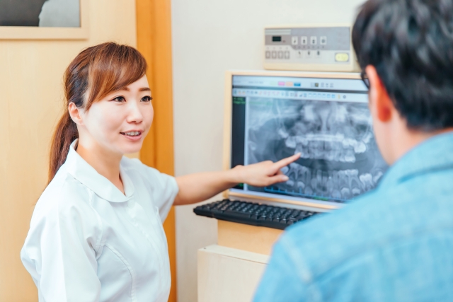 インプラントと差し歯の違いを説明する歯科衛生士